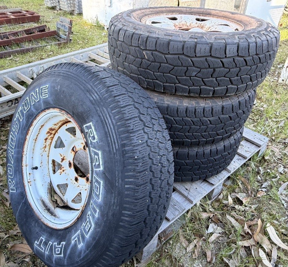 <p>1x Pallet Hilux Rims and Tyres</p>