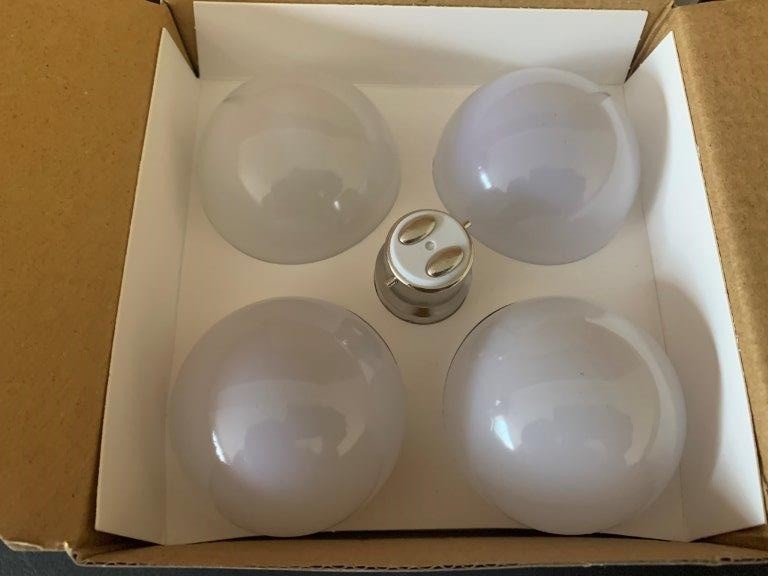 <p>4 x Boxes of Lumenovo 9W LED Globes (Unused)</p>