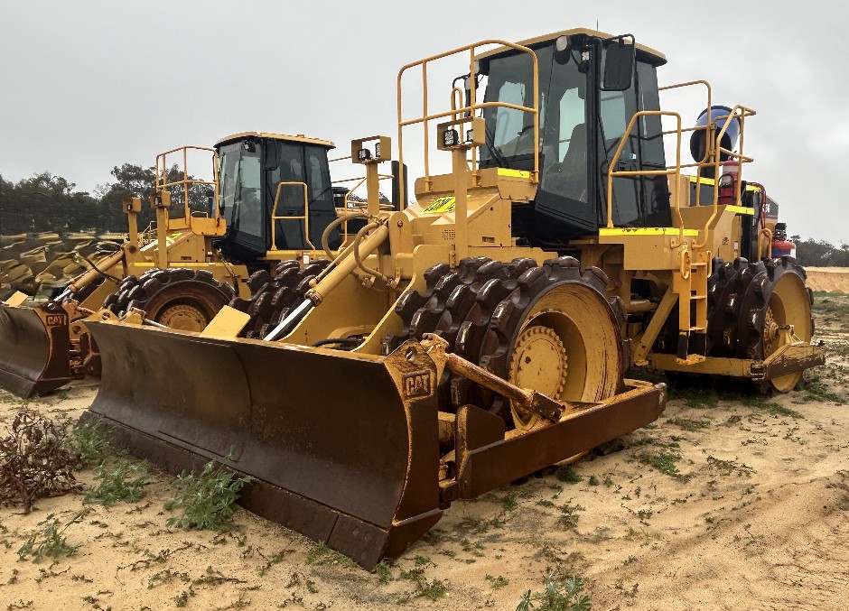 2002 Caterpillar 825G II Compactor Dozer