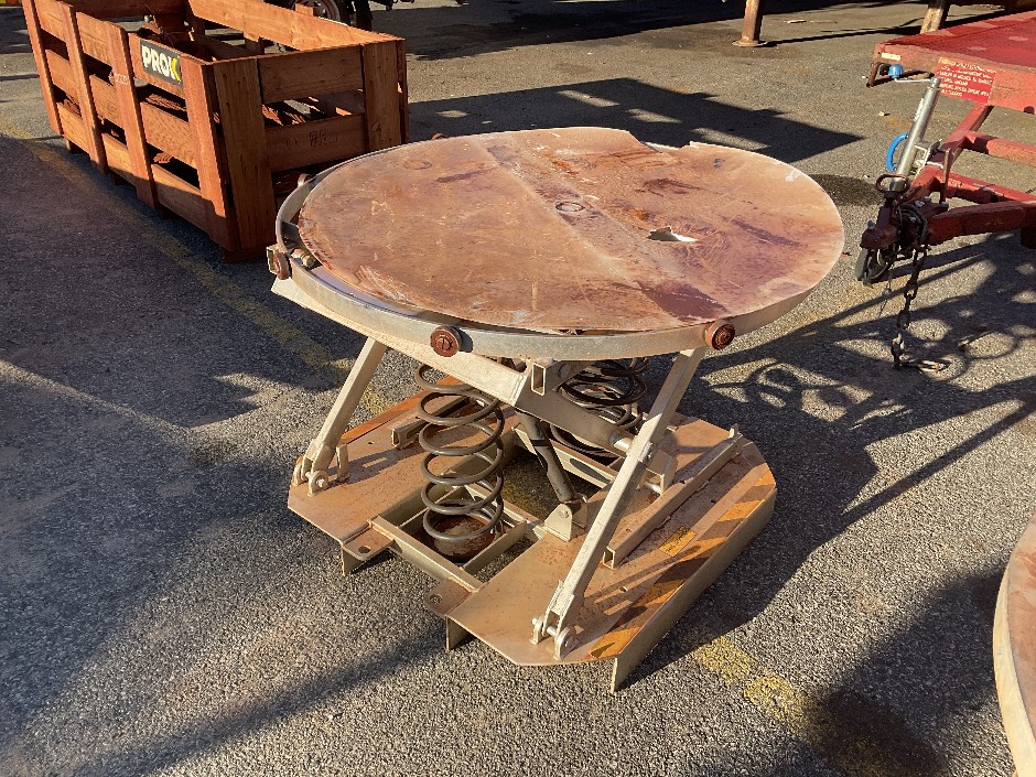 <p>Pallet Lifting Table</p>