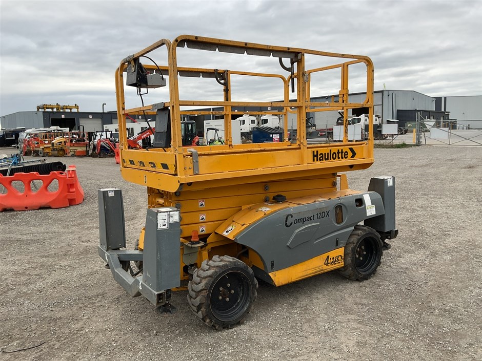 <p>2016 Haulotte Compact 12DX Scissor Lift</p>