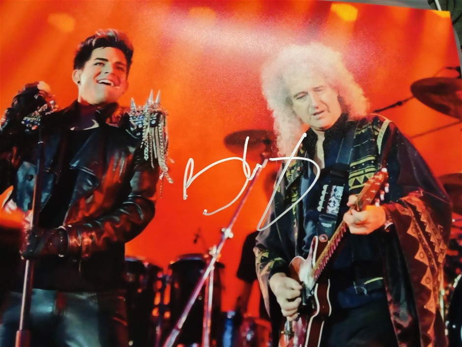 QUEEN LEAD GUITAR BRIAN MAY SIGNED CONCERT PHOTO