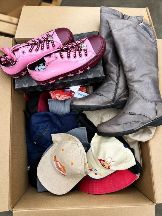 1 Full Box Assorted Hats & Caps + 5 Pairs MILEY CYRUS x CONVERSE Low-Top Pi