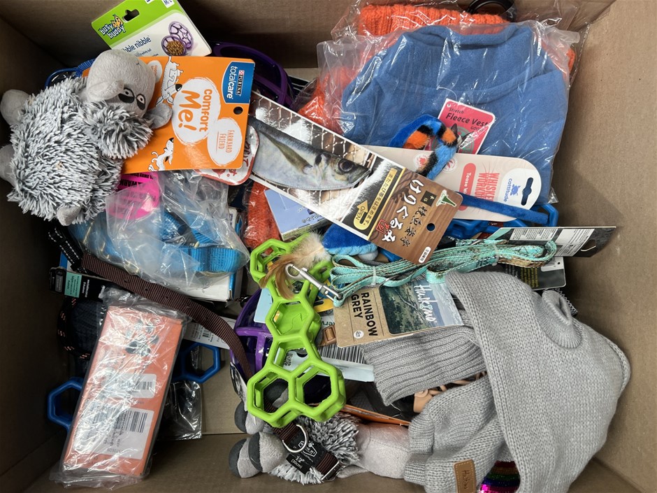 25 x Assorted Pet Products; Incl. Vests, Collars, Toys & More. NB: NB: Phot