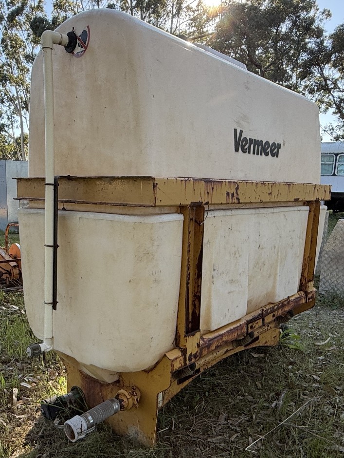 <p>Vermer 1,800L Plastic Tank with Steel Frame</p>