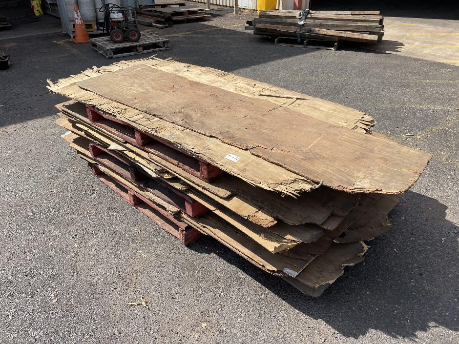 <p>Pallet of Assorted Plywood</p>