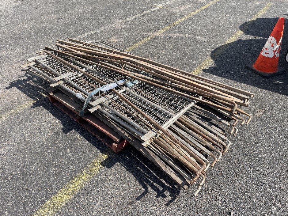 <p>Pallet of Small Trailer Gates & Bows</p>