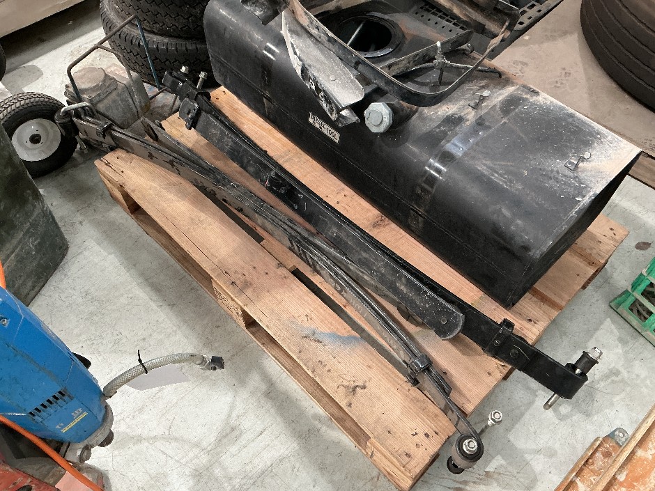 <p>2x Isuzu Dmax Leaf Springs</p>