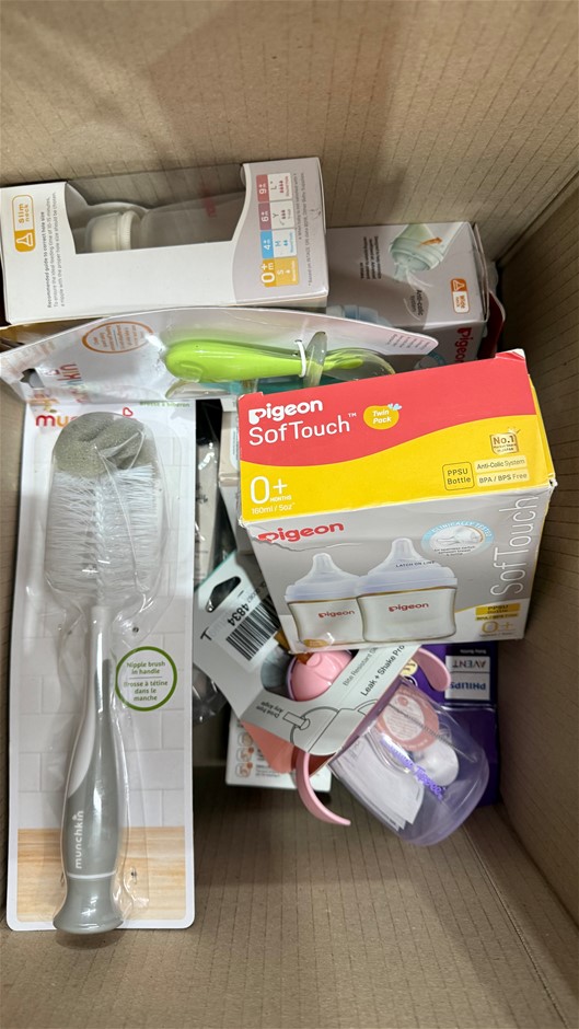 Assorted 11 x Baby Bottles, 1 x Bottle Brush, NB: Damaged packaging.