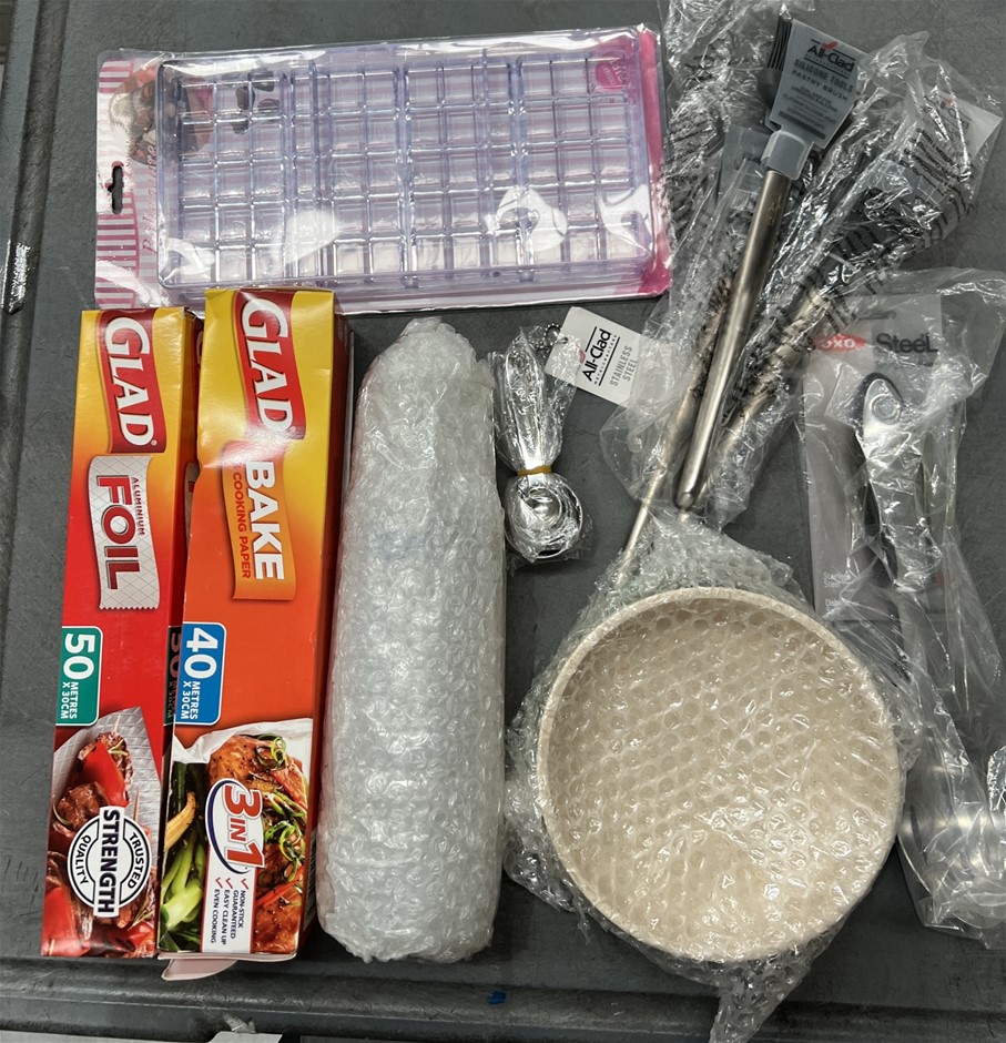 10 x Assorted Baking Products; Incl. Foil, baking paper, Measuring Spoons,