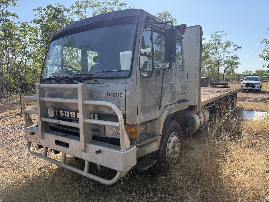 <p>1993 Mitsubishi Fuso FP418 Flatbed Truck</p>