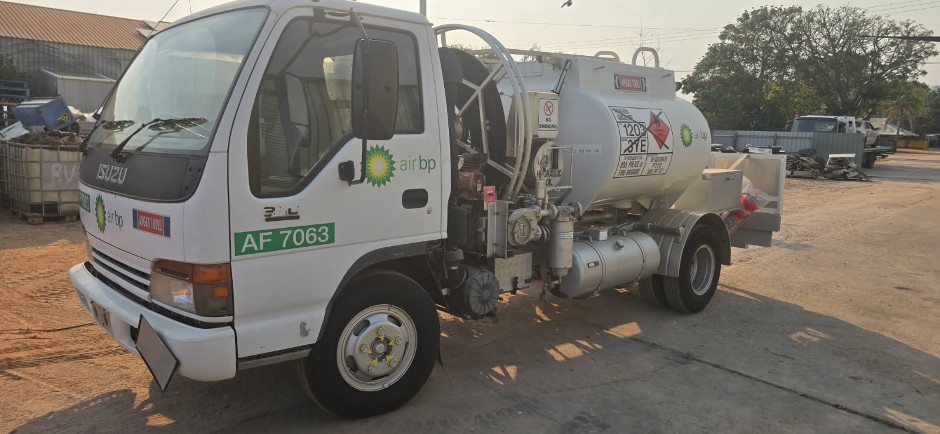 <p>2002 ISUZU NPR Fuel Truck</p>