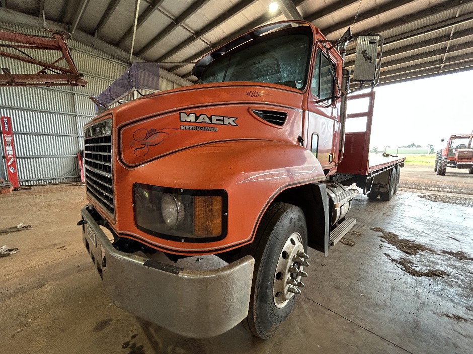 <p>08/2004 Mack ML CH 6x4 Chassis Cab    Tipper</p>