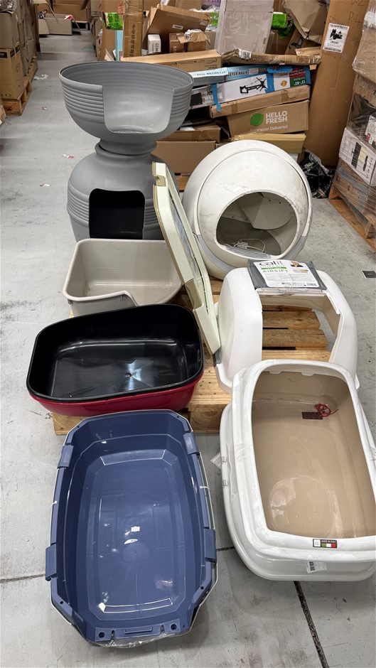 Assorted Cat Items incl: Cat Litter Trays. NB: Items may not be in original
