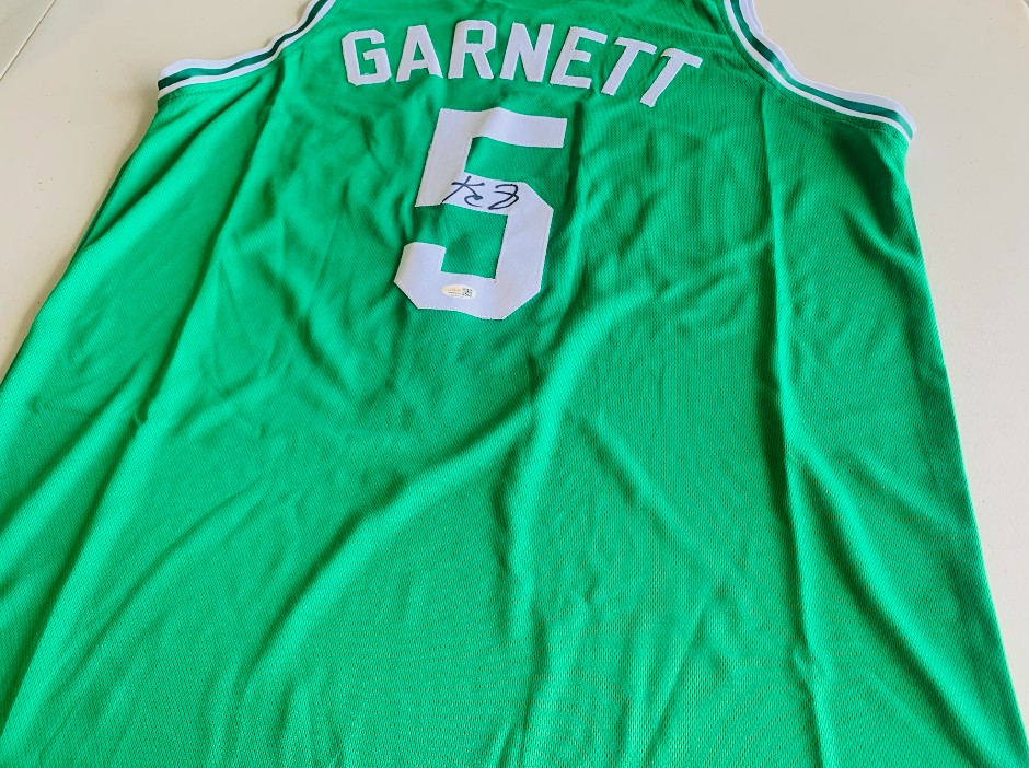 <p>Kevin Garnett signed Jersey - Boston Celtics - JSA authentication</p>
