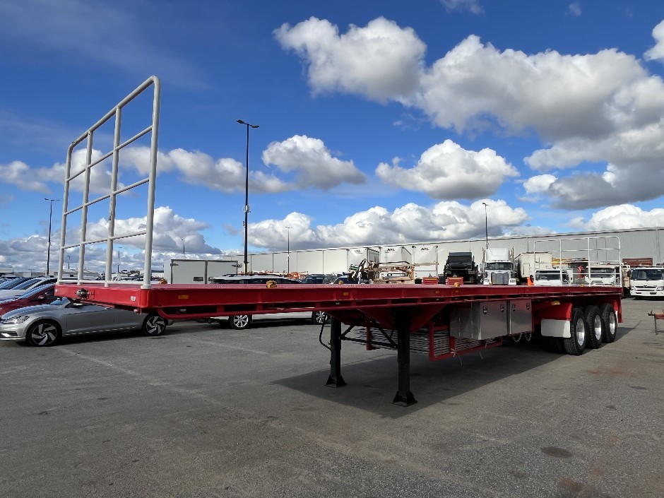 <p>2026 Spartan ST3 45ft Extendable Tri-Axle</p>