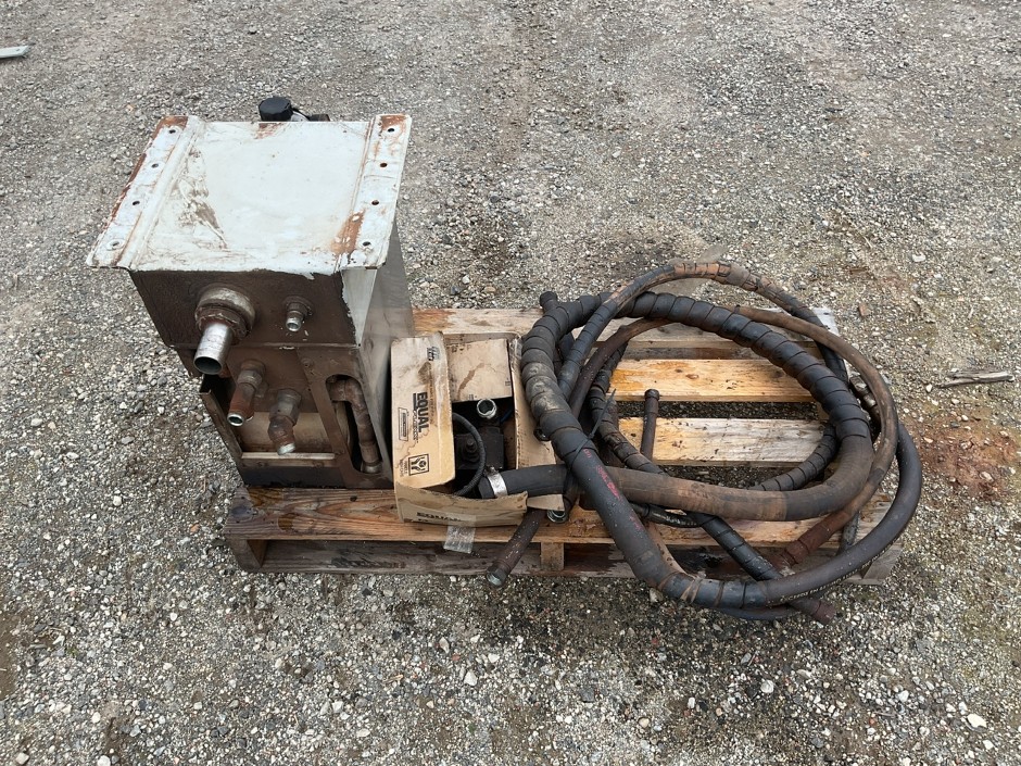 <p>Hydraulic Tank -Valve and Hoses</p>