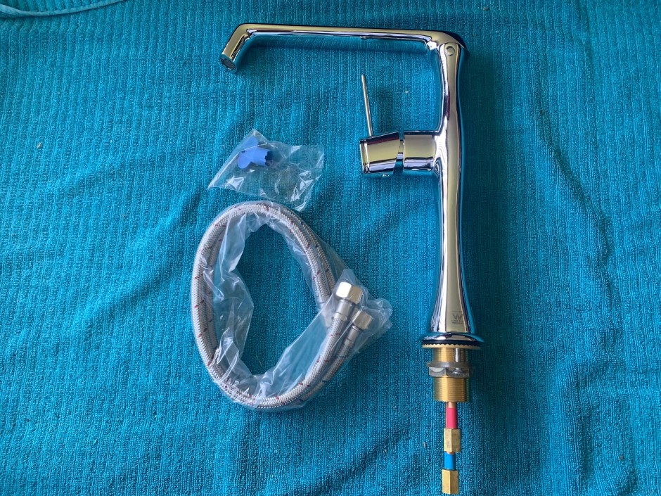 <p>1 x Simply Inspiring Kitchen Swivel Mixing Tap (Unused)</p>