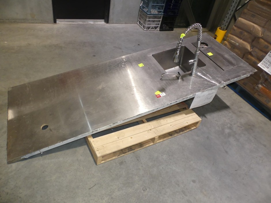 <p>Large Stainless Steel Commercial Sink/Work Bench with Pre-Rinse Spray</p