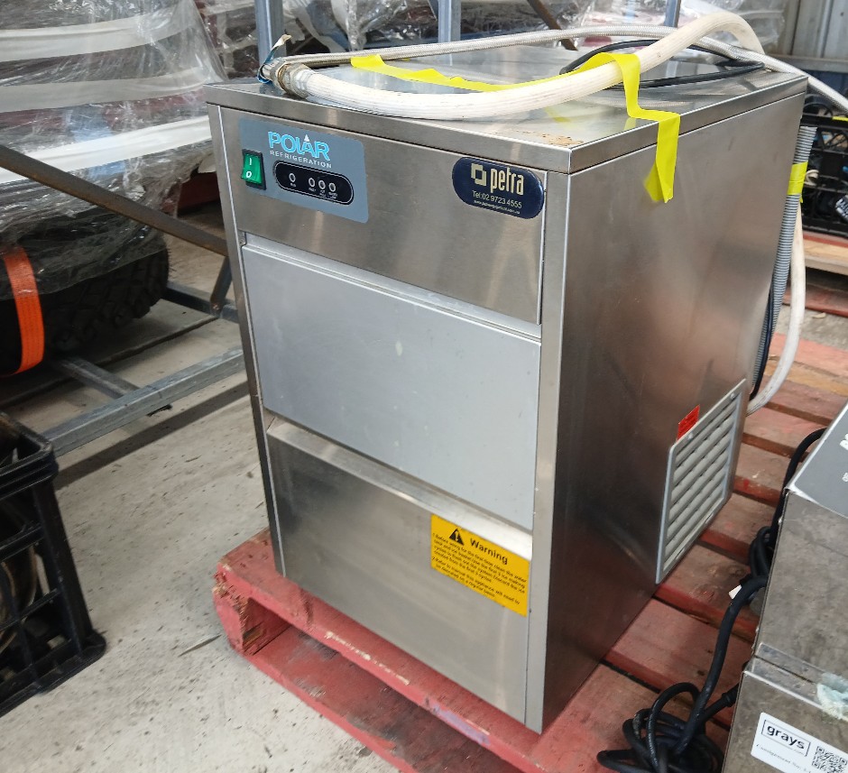 <p>Polar T316-A-02 Bench Top Ice Maker</p>