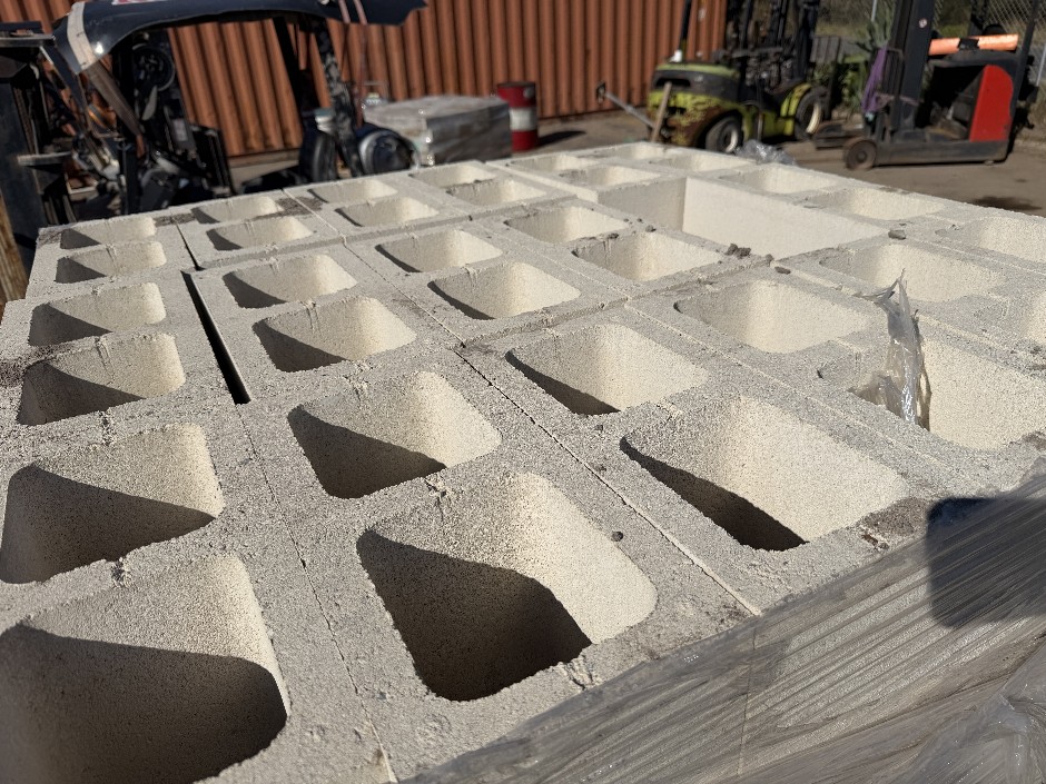 Concrete Building Blocks - Code 20.01 White with Smooth Face 190mm x 390mm x 190mm(H) 144 Blocks, 2 Pallets
