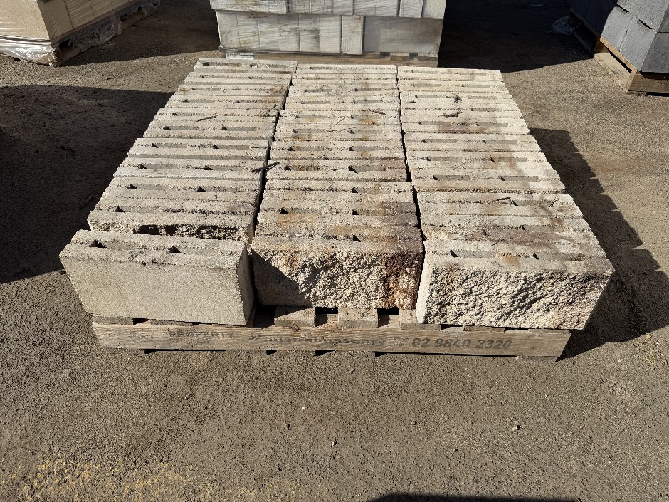Concrete Building Blocks - Code 10.01 Off White with Rock Face 90mm x 39