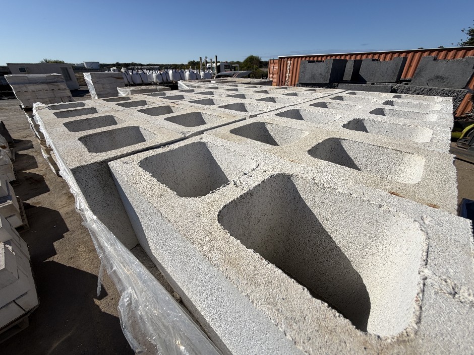 <p>Concrete Building Blocks - Code 20.01 White with Smooth Face 190mm x 390