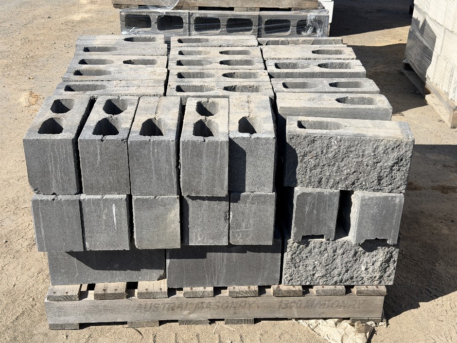 <p>Concrete Building Blocks - Code 15.01 Black with Rock Face 190mm x 390mm