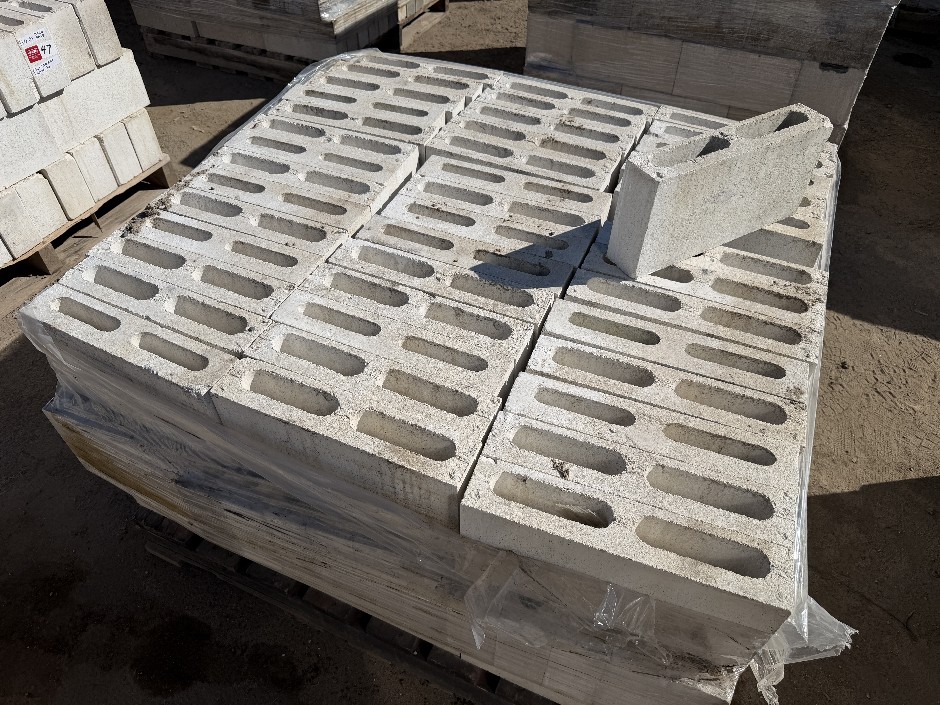 Concrete Building Blocks - Code 10.01 White with Smooth Face 90mm x 390mm x 190mm(H) 90 Blocks, 1 Pallet