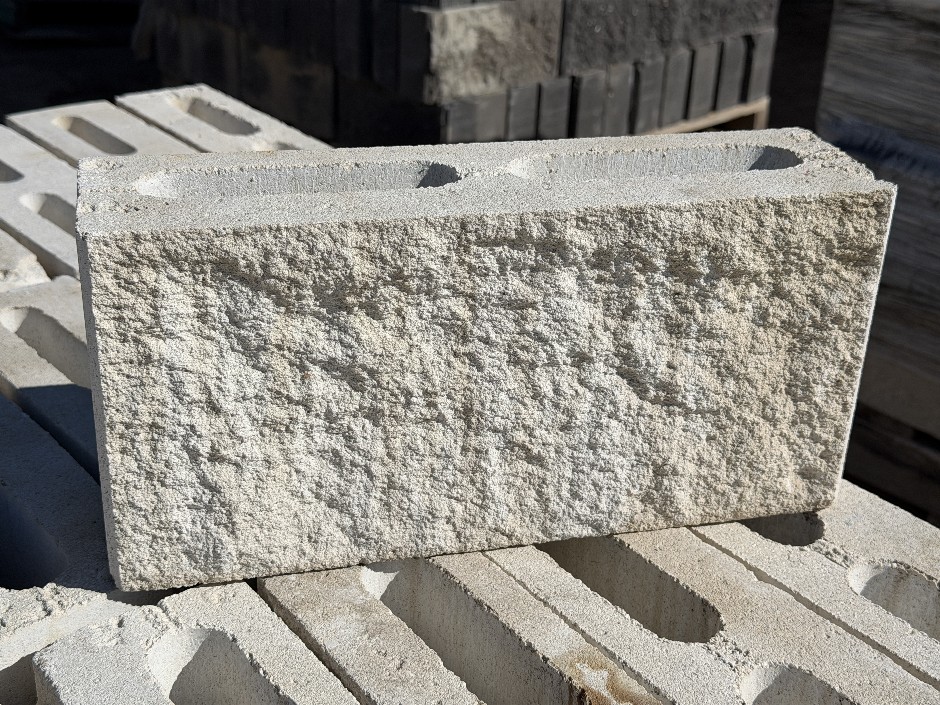 <p>Concrete Building Blocks - Code 10.01 White with Rock Face 90mm x 390mm 