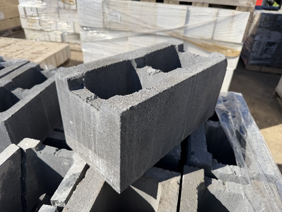 <p>Concrete Building Blocks - Code 20.421 Black with Rock Face 190mm x 390m