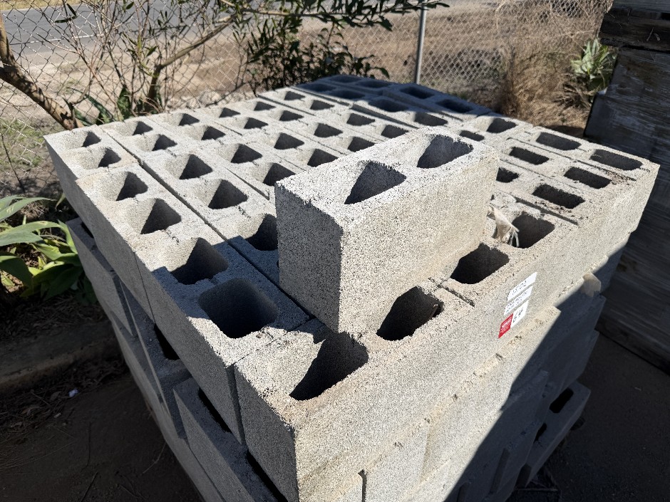 <p>Concrete Building Blocks - Code 15.02 Grey with Smooth Face 140mm x 290m