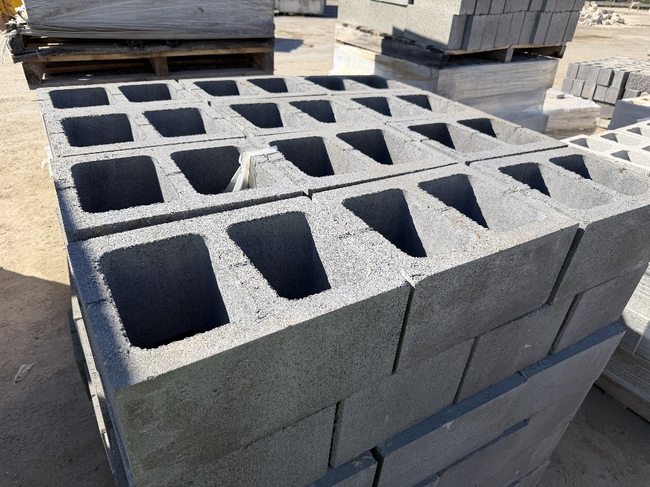 <p>Concrete Building Blocks - Code 30.01 Grey with Smooth Face 290mm x 390m