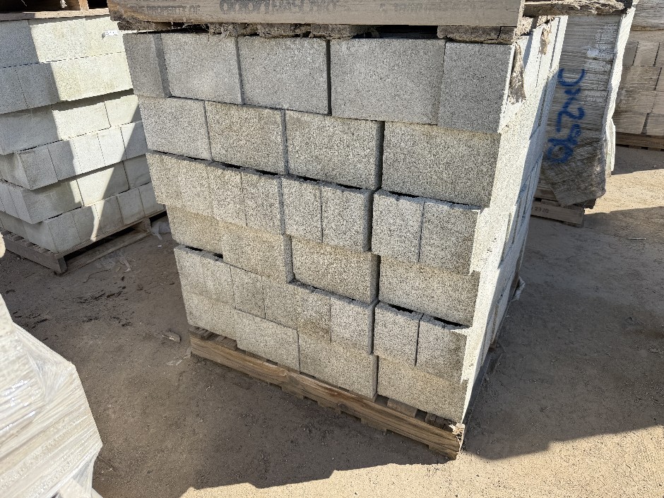 <p>Concrete Building Blocks - Code 15.02 Grey with Smooth Face 140mm x 390m