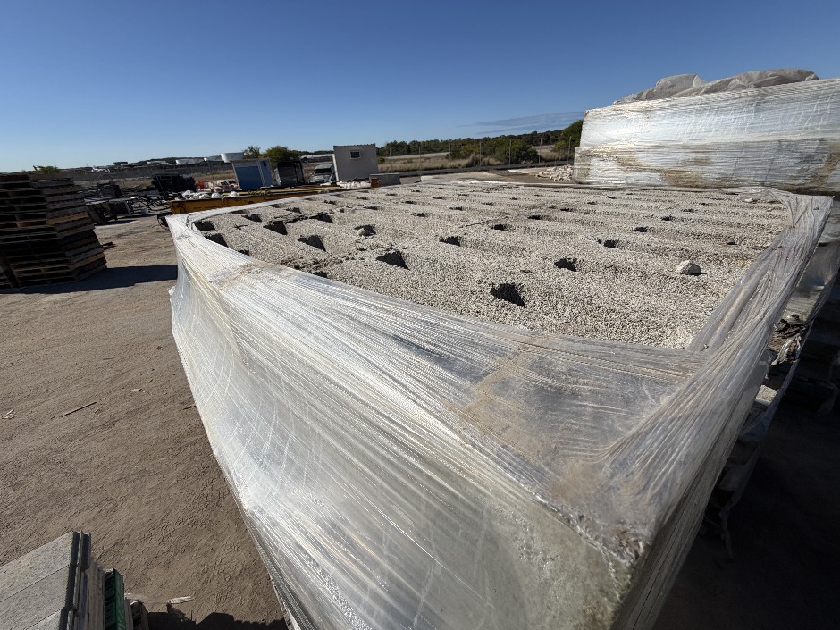 <p>Concrete Building Blocks - Code 15.02 Grey with Smooth Face 140mm x 390m