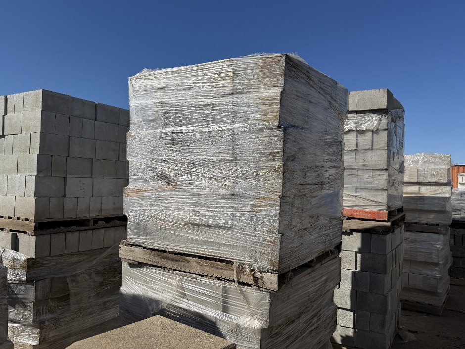 <p>Concrete Building Blocks - Code 15.02 Grey with Smooth Face 140mm x 390m
