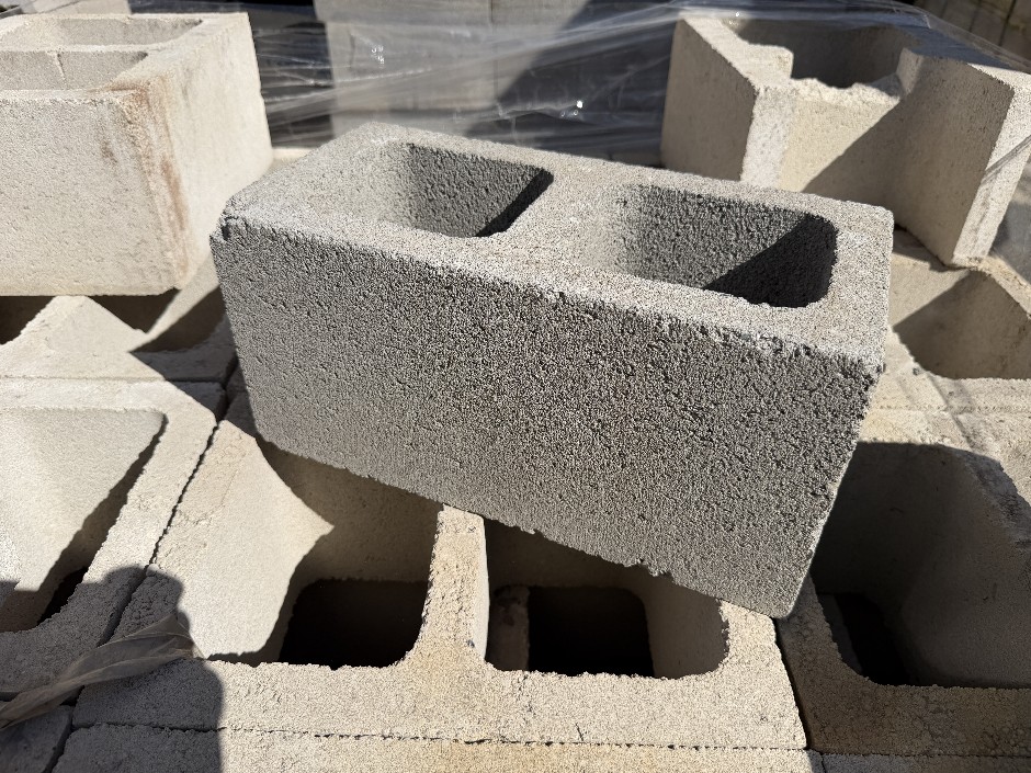 <p>Concrete Building Blocks - Code 20.01 Grey with Smooth Face 290mm x 390m
