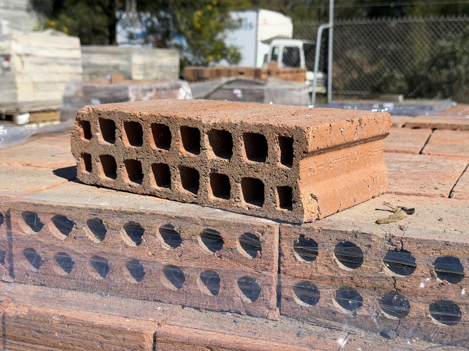 <p>Extruded House Bricks - 90mm x 290mm x 170mm(H) 300 Bricks, 2 Pallets</p