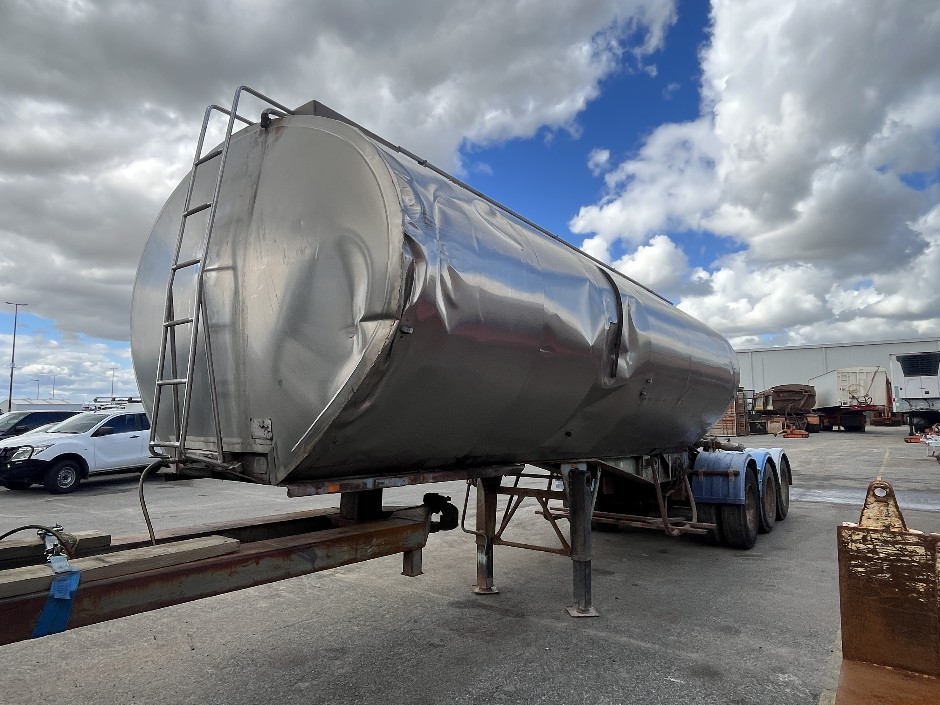 <p>1986 Tieman Tanker Tri-Axle Trailer</p>