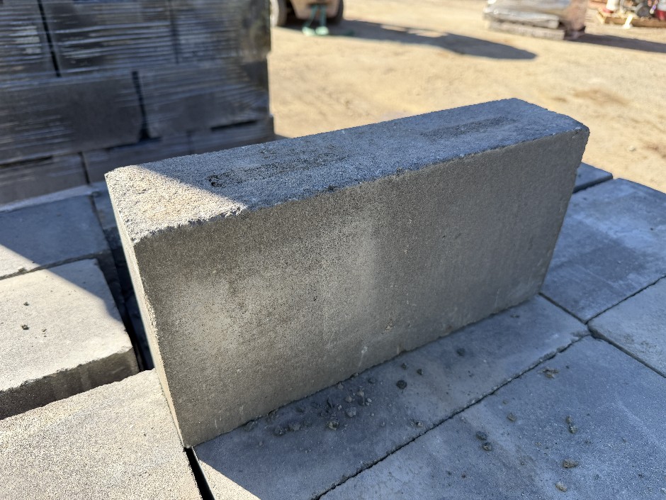 <p>Concrete Building Blocks - Code 10.01 Black with Rock Face 90mm x 390mm 