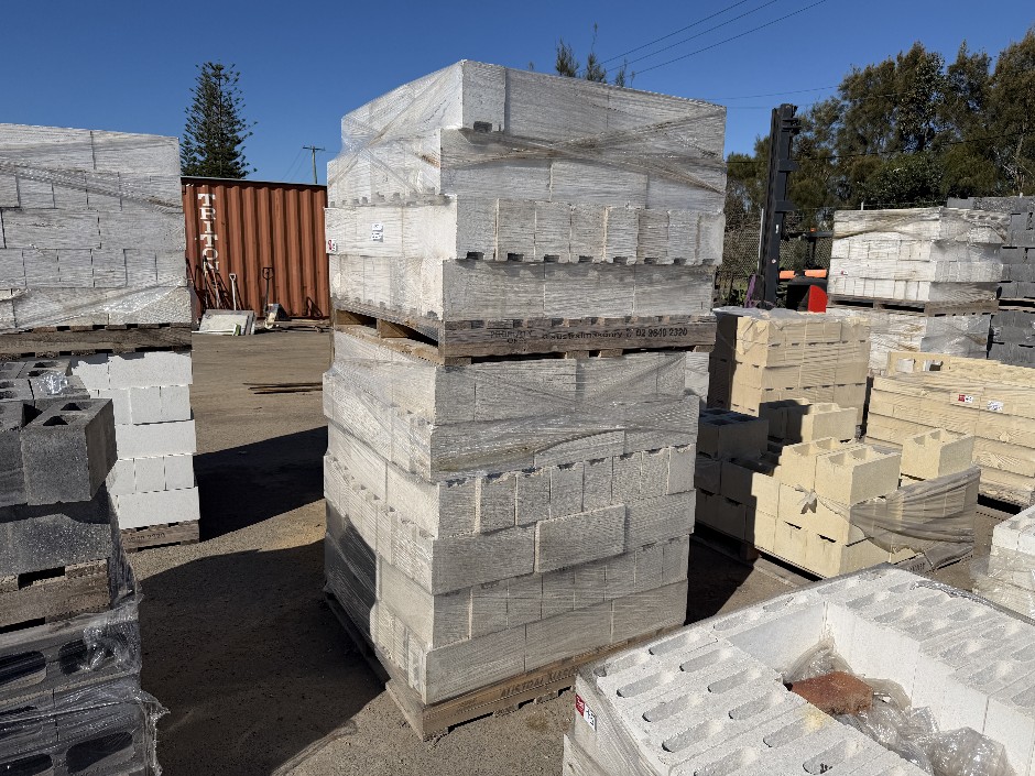 <p>Concrete Building Blocks - Code 15.421 White with Smooth Face 140mm x 39
