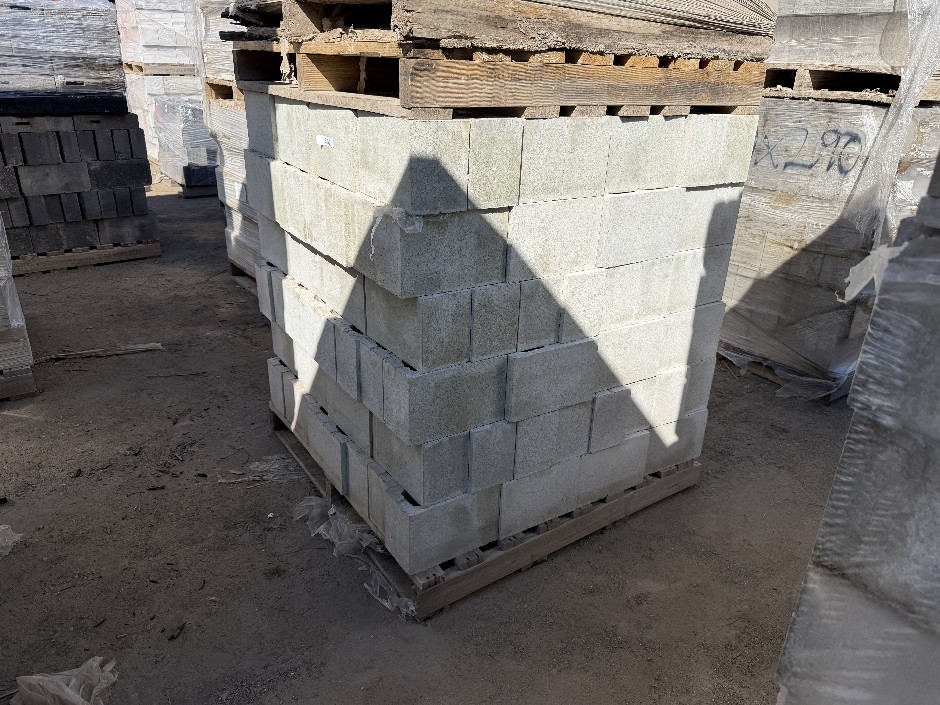 <p>Concrete Building Blocks - Code 15.02 Grey with Smooth Face 140mm x 390m