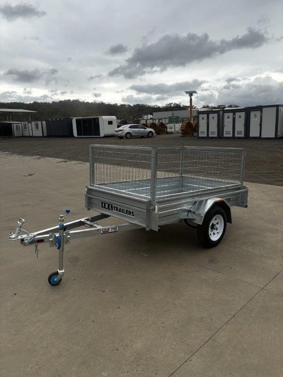 <p>Galvanised Single Axle 7×5 Box Trailer with Cage(Unused)</p>