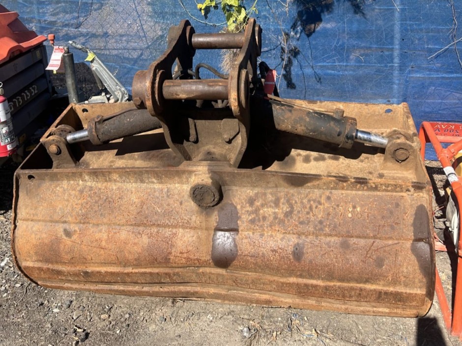 <p>Excavator Hydraulic Tilt Mud Bucket 1500MM ** Grafton NSW**</p>