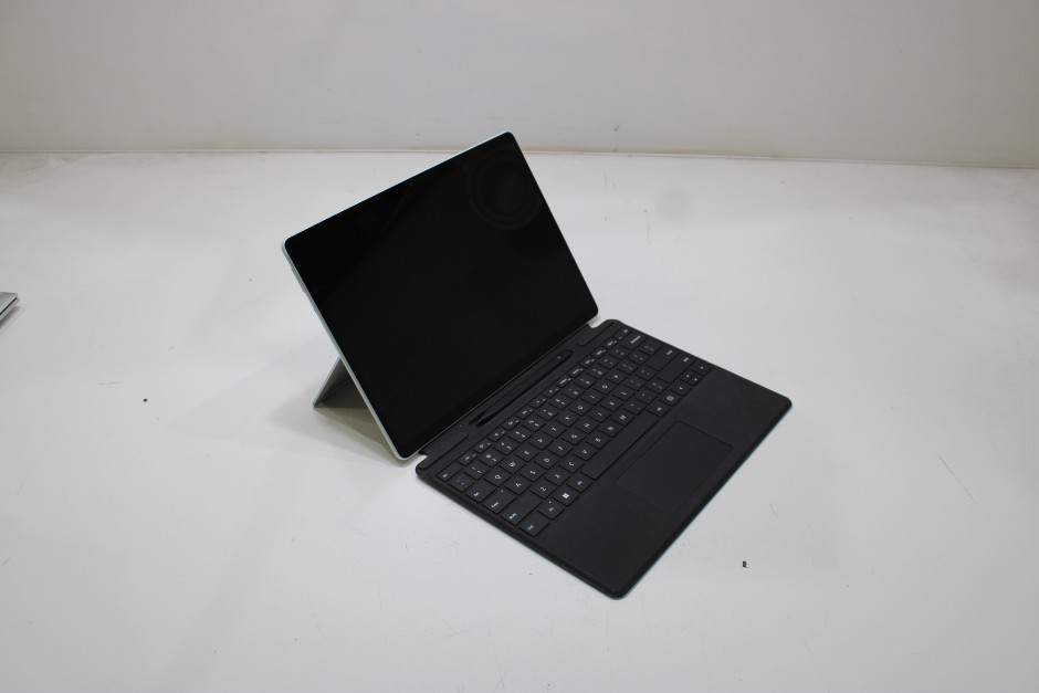 <p>MICROSOFT SURFACE PRO 8 1982</p>