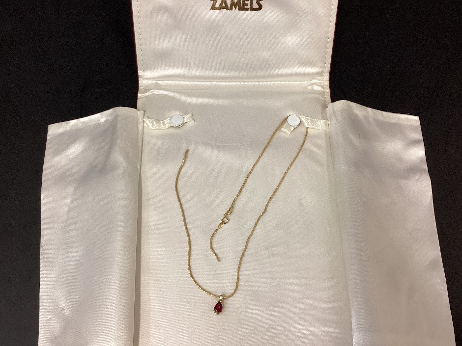 1 X Stamped 9ct Yellow Gold, Chain Necklet And Gem Set Pendant