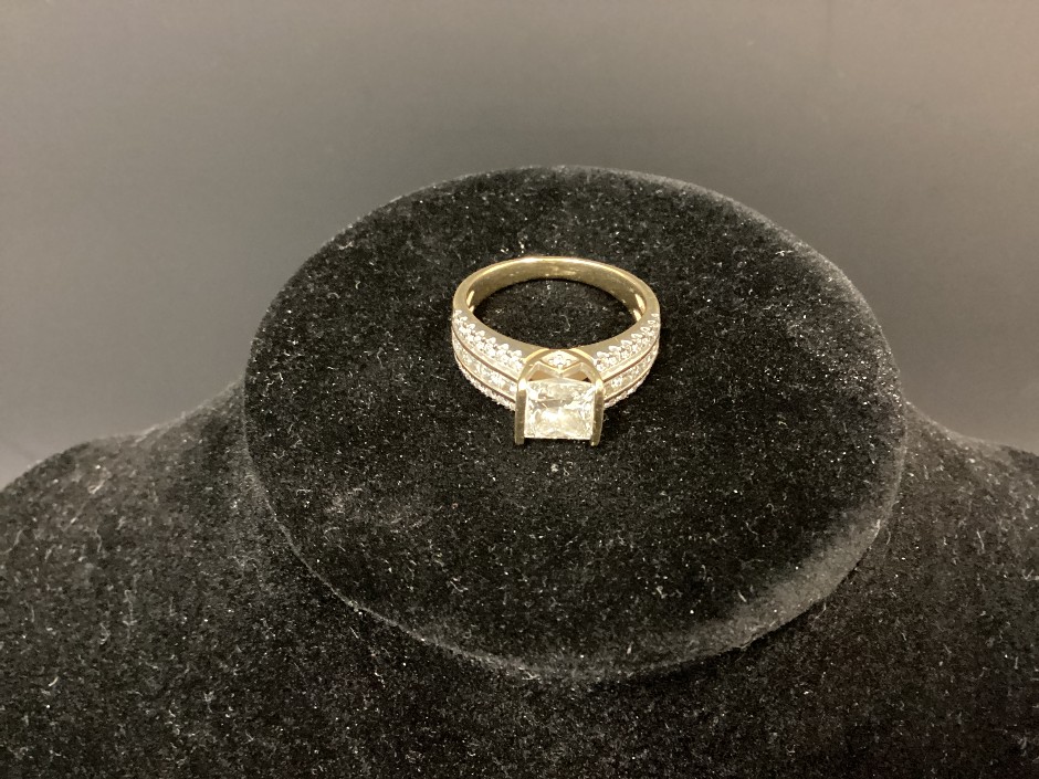 1 X Stamped 9k Yellow Gold, Lab Grown Diamond (LGD) Cluster Ring