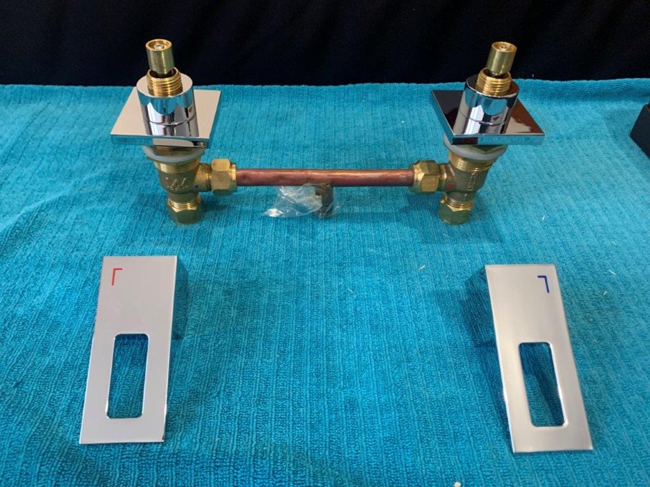<p>1 x Simply Inspiring Swivel Basin Mixer Tap (Never Used)</p>