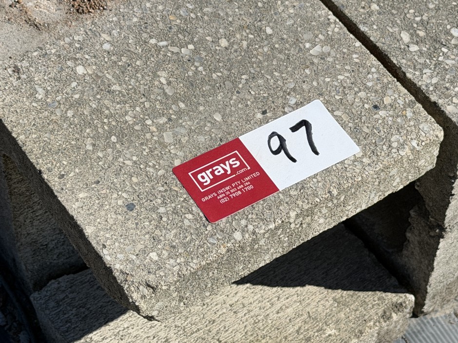 <p>Concrete Building Blocks - Code 20.01 Grey with Polish Face 190mm x 390m