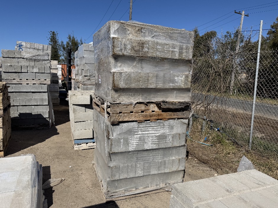 <p>Concrete Building Blocks - Code 12.01 Grey with Smooth Face 110mm x 390m